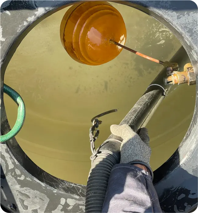 Técnico realiza enjuague durante la limpieza de cisternas y tinacos en Toluca