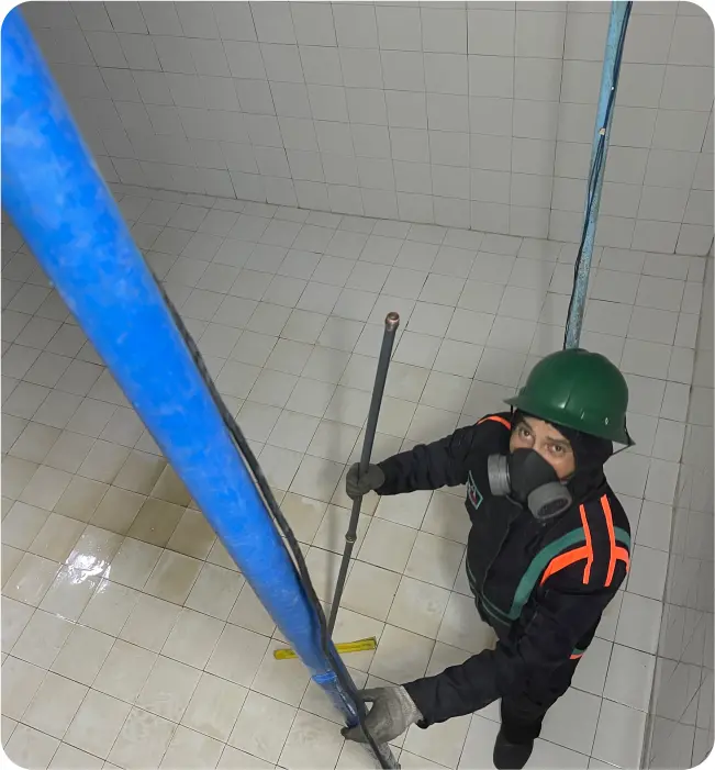 Técnico extrae sedimentos de una cisterna durante el lavado de cisternas y tinacos en Azcapotzalco