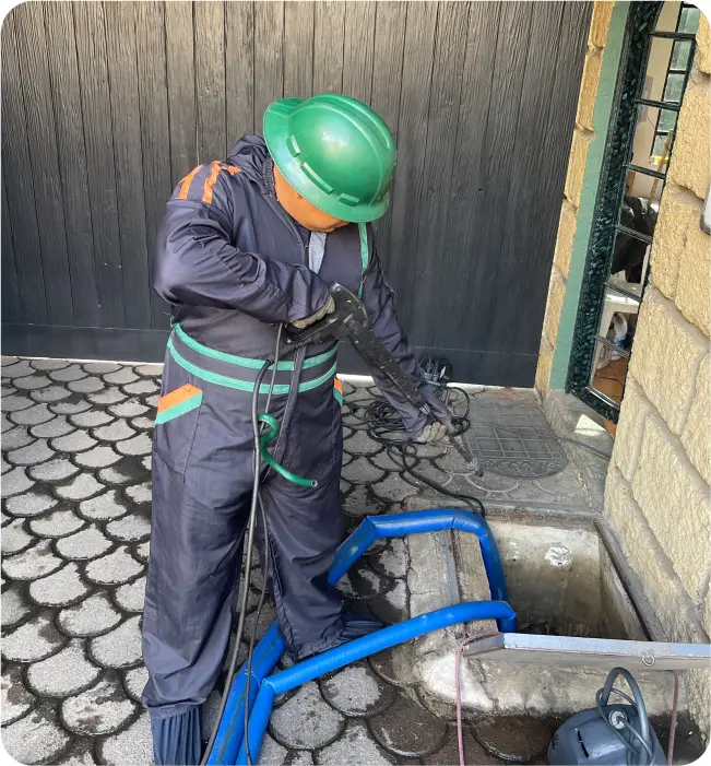 Técnico realiza un enjuague durante el lavado de cisternas y tinacos en Valle de Chalco