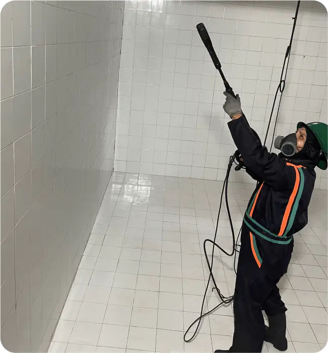 Técnico realiza un enjuague a cisterna durante la limpieza de cisternas en Zumpango