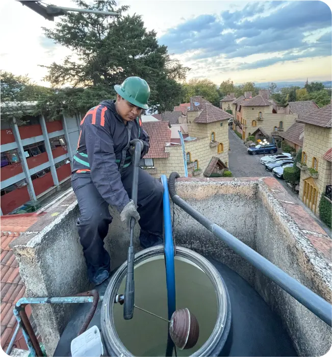 Técnico realiza un enjuague durante la limpieza de tinacos y cisternas en Tultitlán