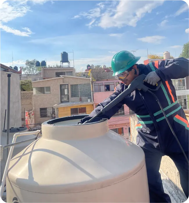 Técnico realiza una limpieza a cisternas y tinacos en CDMX y EDOMEX