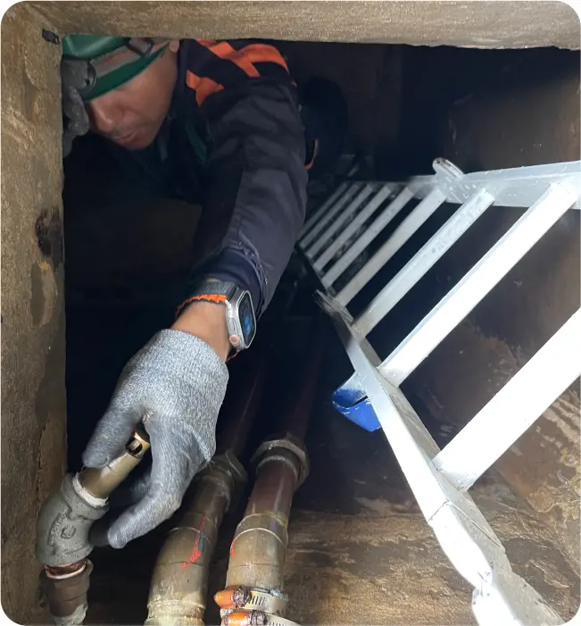 Técnico revisando accesorios durante el lavado de cisternas y tinacos en Cuautitlán Izcalli
