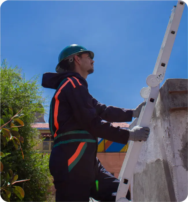 Técnico usando una escalera para realizar el lavado de tinacos y cisternas en Cuautitlán Izcalli