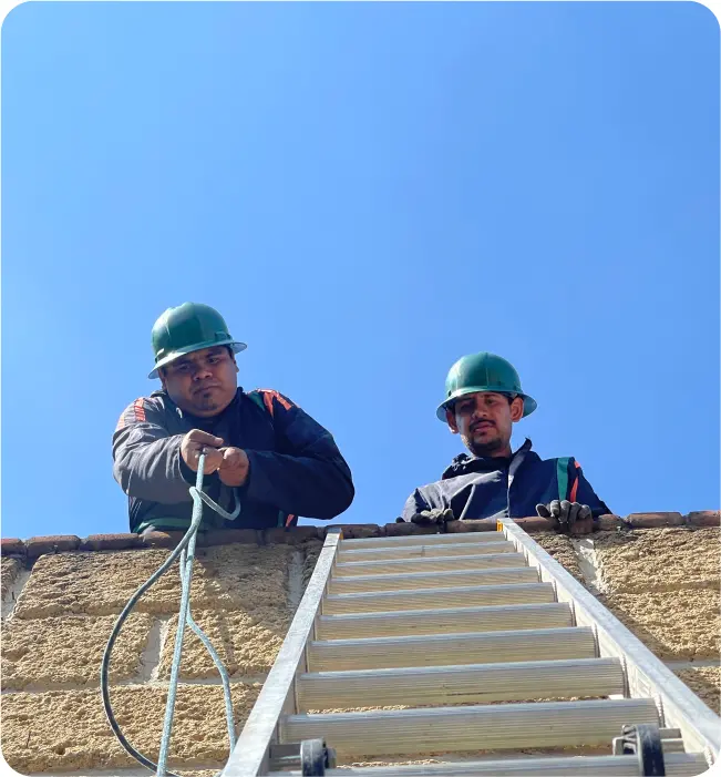 Técnicos preparando las herramientas para la limpieza de tinacos y cisternas en Coyoacán